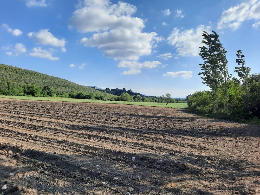 Residential land for sale in the city of Balikesir in the Everndi area  :  Area: 5328 square meters  13 huts can be built on it  The state of Balikesir is located in northwestern Turkey, with its coasts extending to the Sea o